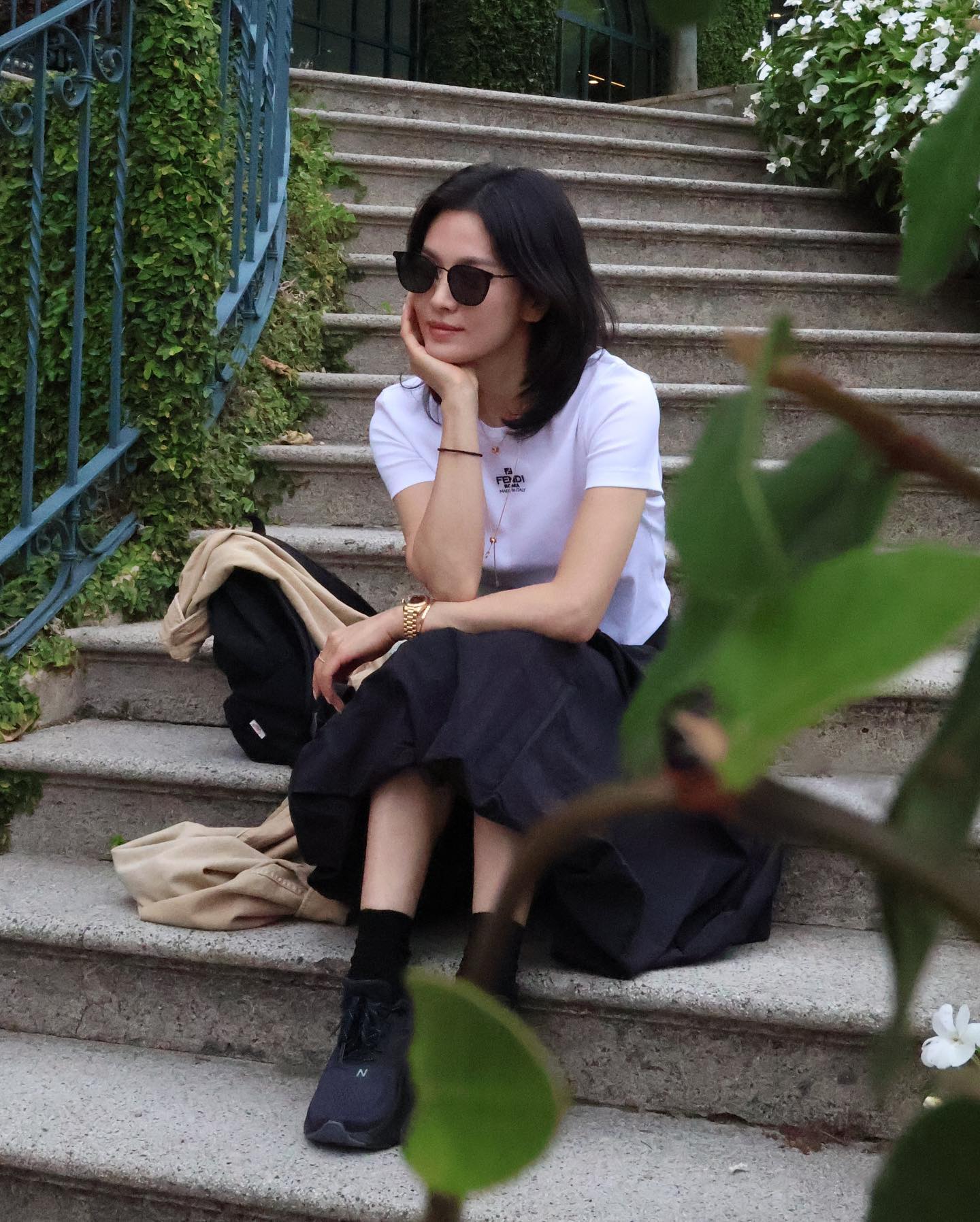 Kh&ocirc;ng cần mua sắm nhiều, phụ nữ tr&ecirc;n 40 tuổi chỉ cần c&oacute; đ&uacute;ng 4 kiểu ch&acirc;n v&aacute;y l&agrave; mặc đẹp cả năm- Ảnh 1.