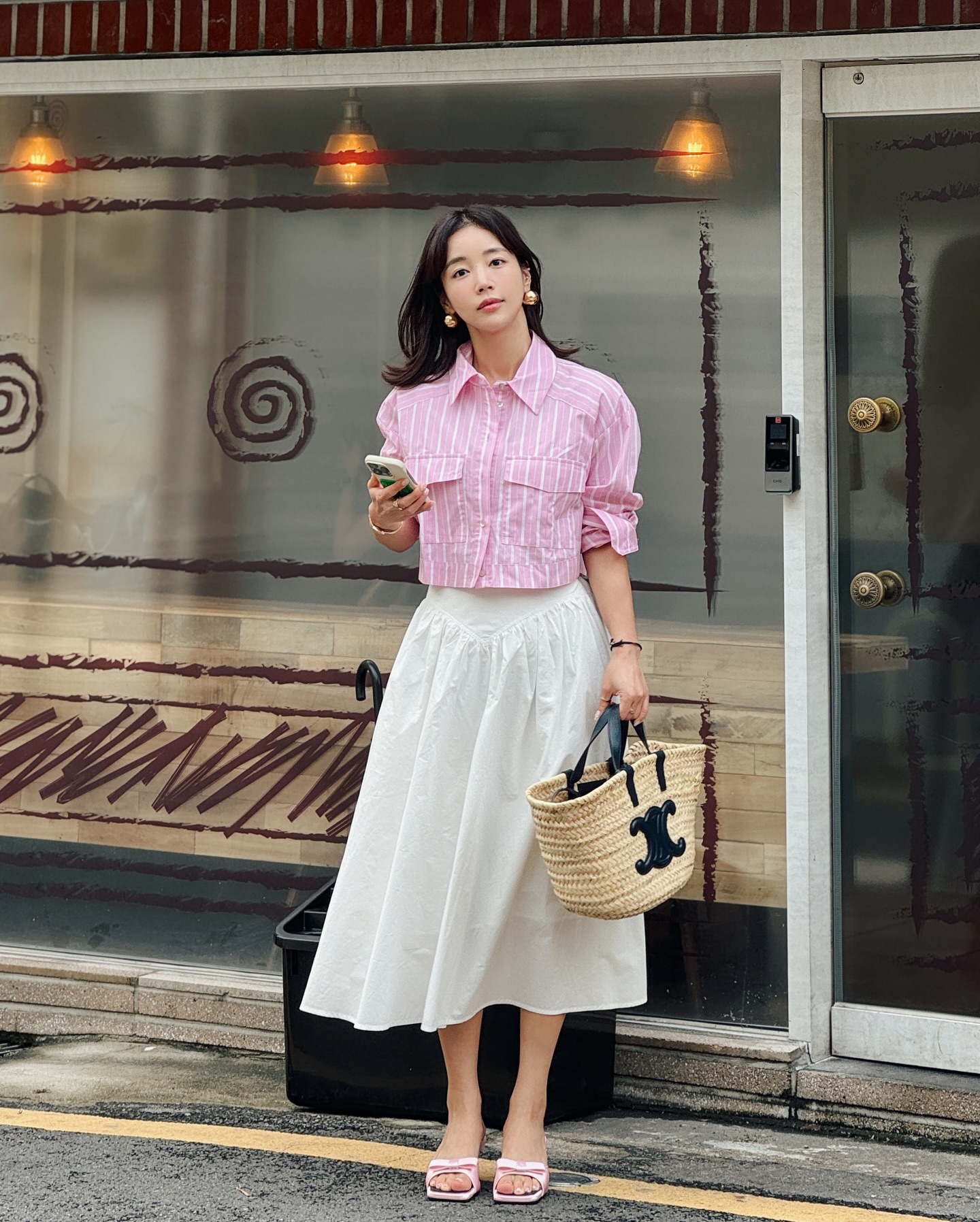 Kh&ocirc;ng cần mua sắm nhiều, phụ nữ tr&ecirc;n 40 tuổi chỉ cần c&oacute; đ&uacute;ng 4 kiểu ch&acirc;n v&aacute;y l&agrave; mặc đẹp cả năm- Ảnh 4.