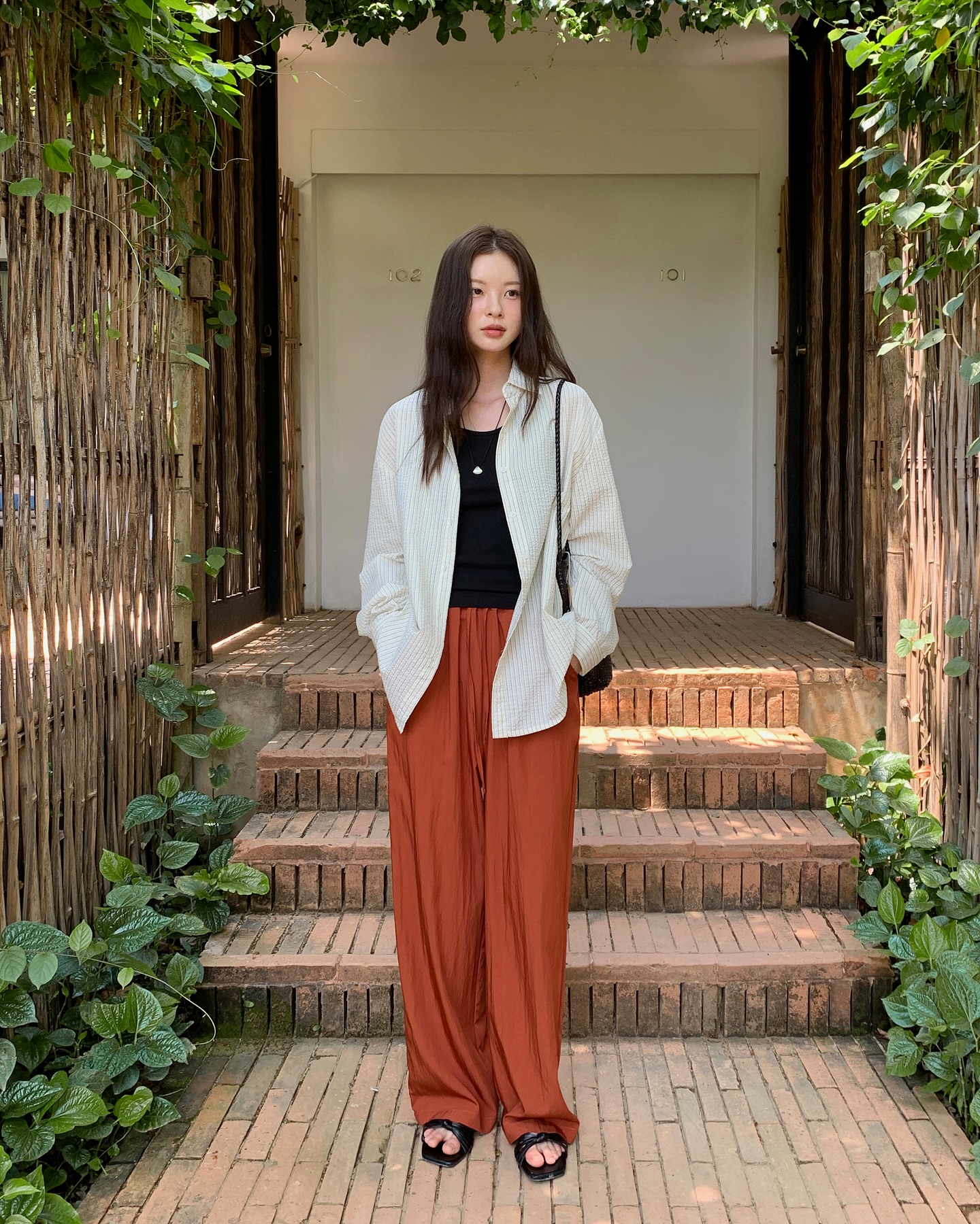 &Ocirc;n lại 4 c&aacute;ch diện quần ống rộng, chị em sẽ mặc đẹp kh&ocirc;ng đối thủ trong m&ugrave;a h&egrave; tới- Ảnh 8.