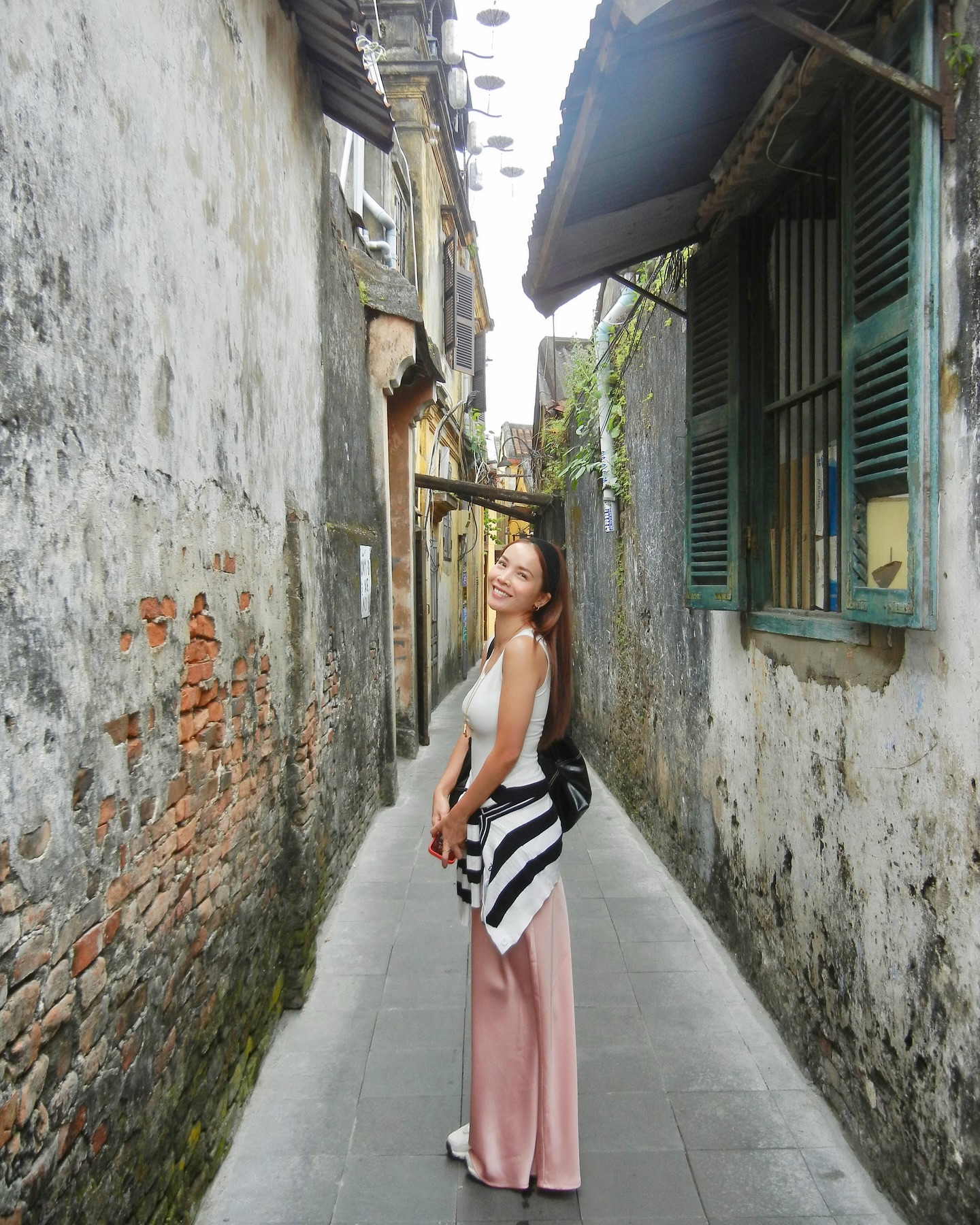 Kh&ocirc;ng cần mua sắm nhiều, phụ nữ tr&ecirc;n 40 tuổi chỉ cần c&oacute; đ&uacute;ng 4 kiểu ch&acirc;n v&aacute;y l&agrave; mặc đẹp cả năm- Ảnh 10.