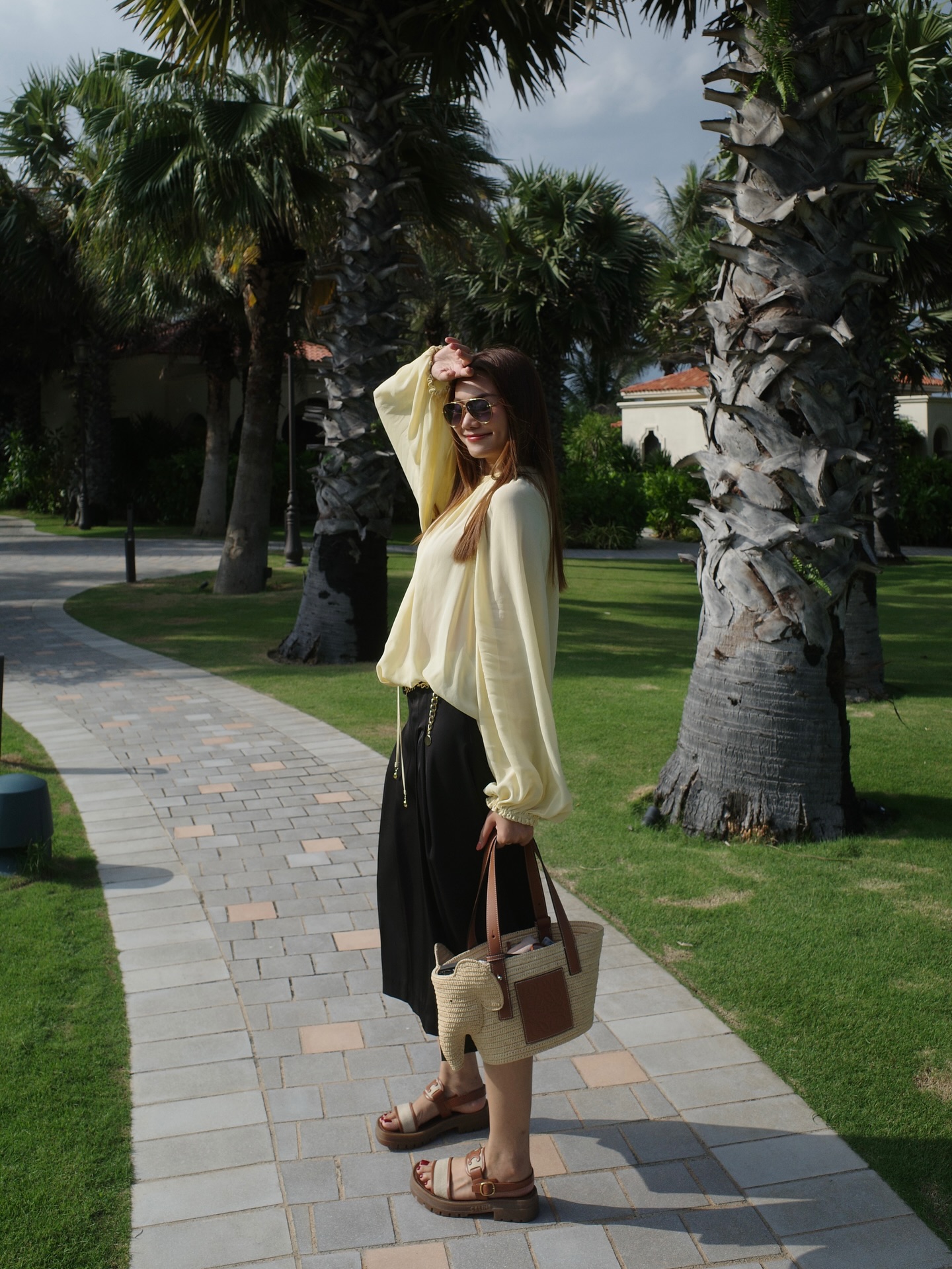 Kh&ocirc;ng cần mua sắm nhiều, phụ nữ tr&ecirc;n 40 tuổi chỉ cần c&oacute; đ&uacute;ng 4 kiểu ch&acirc;n v&aacute;y l&agrave; mặc đẹp cả năm- Ảnh 2.