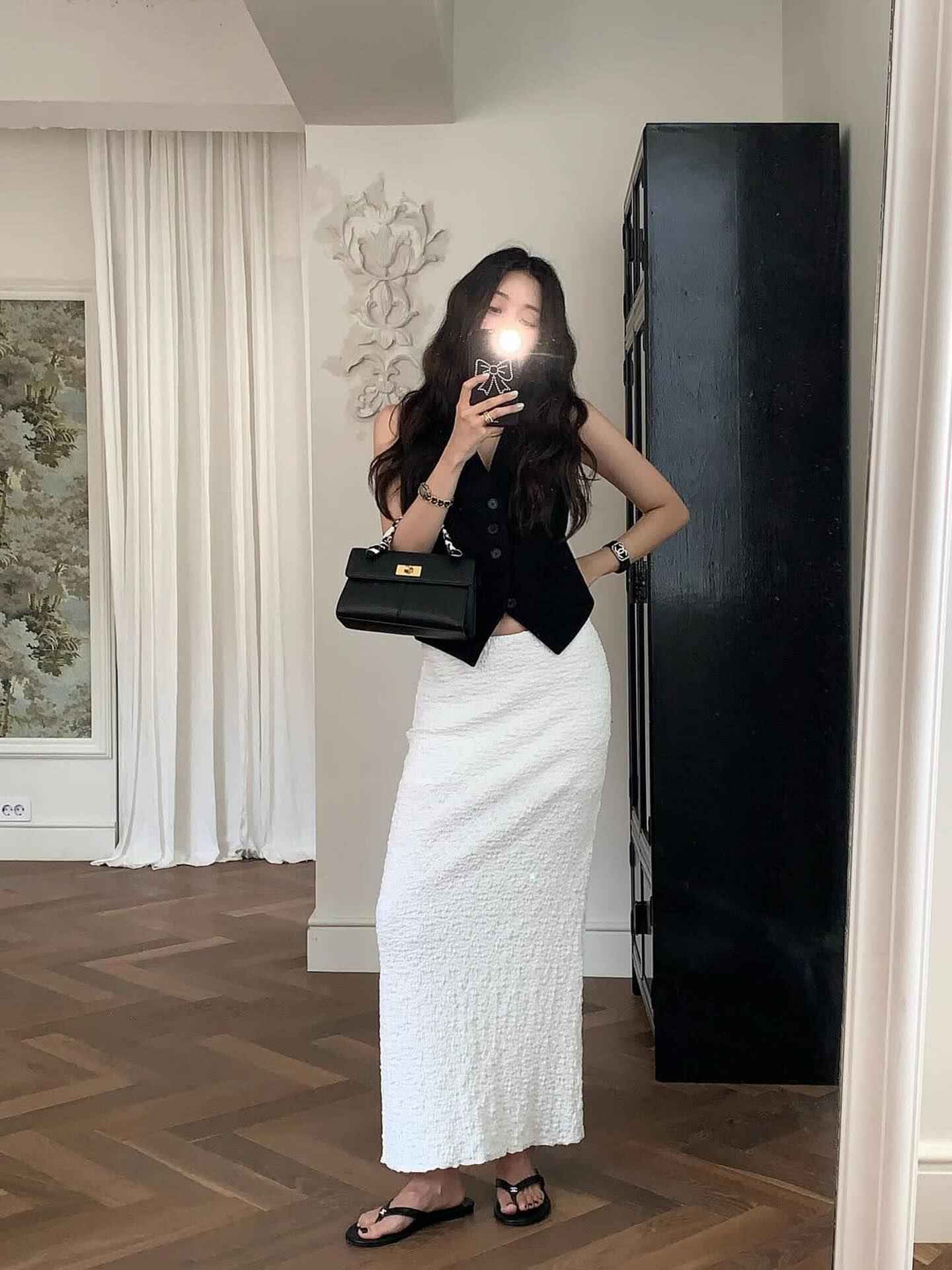 Kh&ocirc;ng cần mua sắm nhiều, phụ nữ tr&ecirc;n 40 tuổi chỉ cần c&oacute; đ&uacute;ng 4 kiểu ch&acirc;n v&aacute;y l&agrave; mặc đẹp cả năm- Ảnh 3.