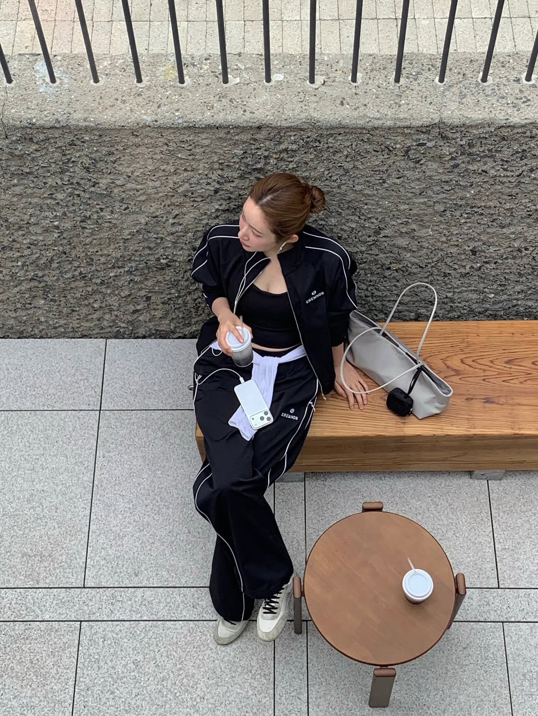 B&oacute;c gi&aacute; chiếc t&uacute;i Chanel 2026 khiến Go Youn Jung m&ecirc; mẩn: H&oacute;a ra đ&acirc;y l&agrave; xu hướng 'sang chảnh h&oacute;a' mọi set đồ c&ocirc;ng sở - Ảnh 5.