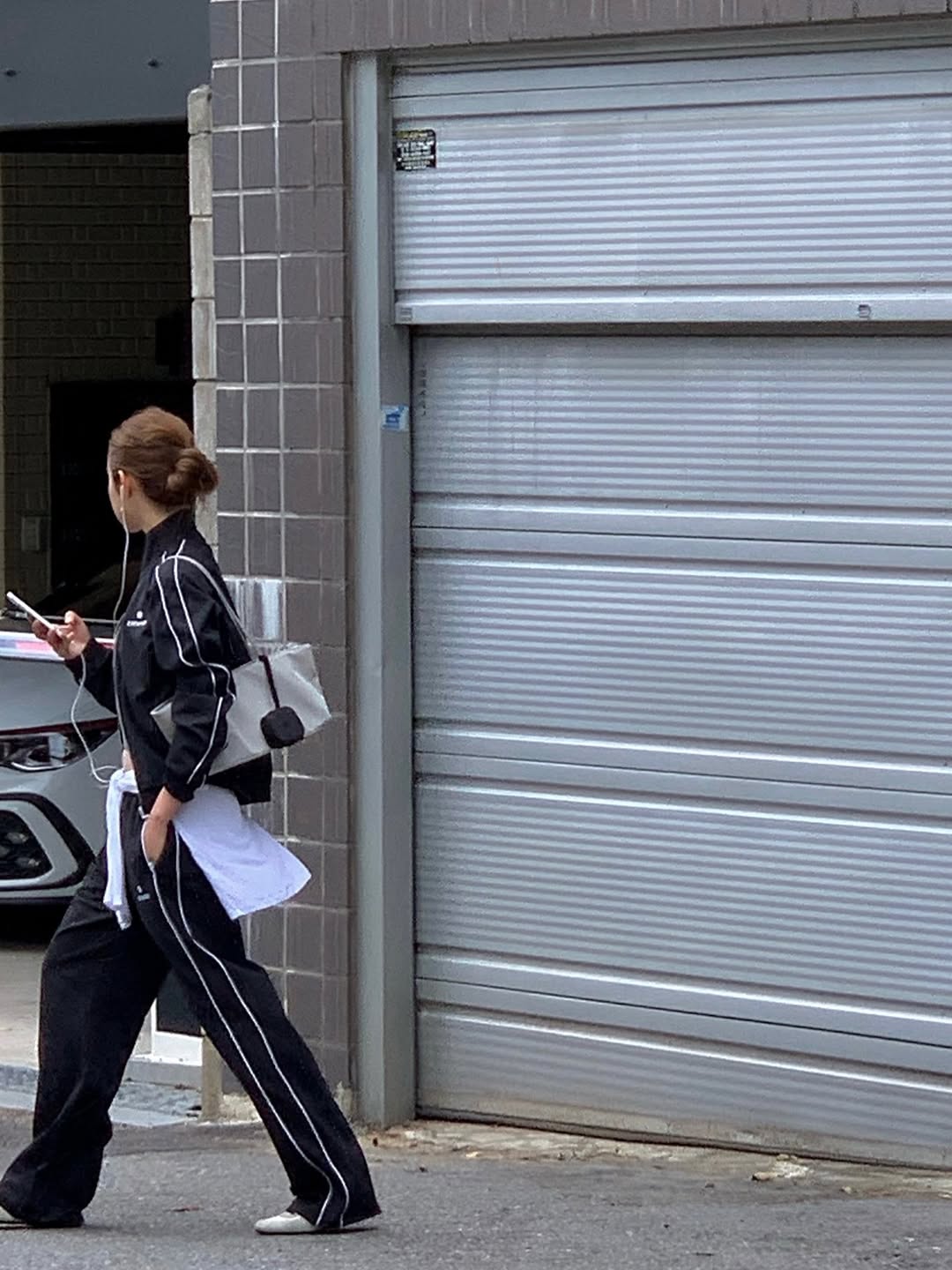 B&oacute;c gi&aacute; chiếc t&uacute;i Chanel 2026 khiến Go Youn Jung m&ecirc; mẩn: H&oacute;a ra đ&acirc;y l&agrave; xu hướng 'sang chảnh h&oacute;a' mọi set đồ c&ocirc;ng sở - Ảnh 6.