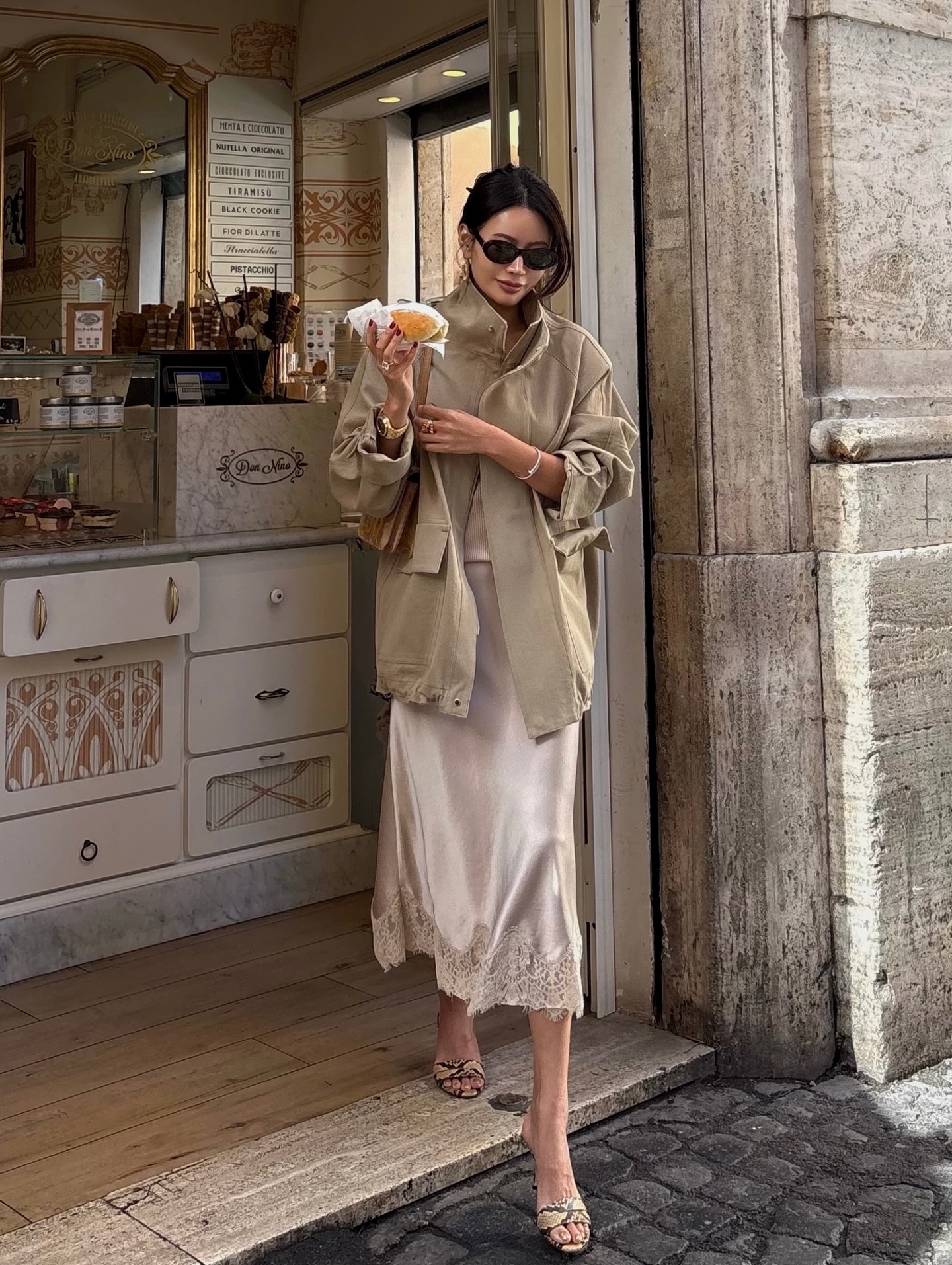 Kh&ocirc;ng cần mua sắm nhiều, phụ nữ tr&ecirc;n 40 tuổi chỉ cần c&oacute; đ&uacute;ng 4 kiểu ch&acirc;n v&aacute;y l&agrave; mặc đẹp cả năm- Ảnh 9.