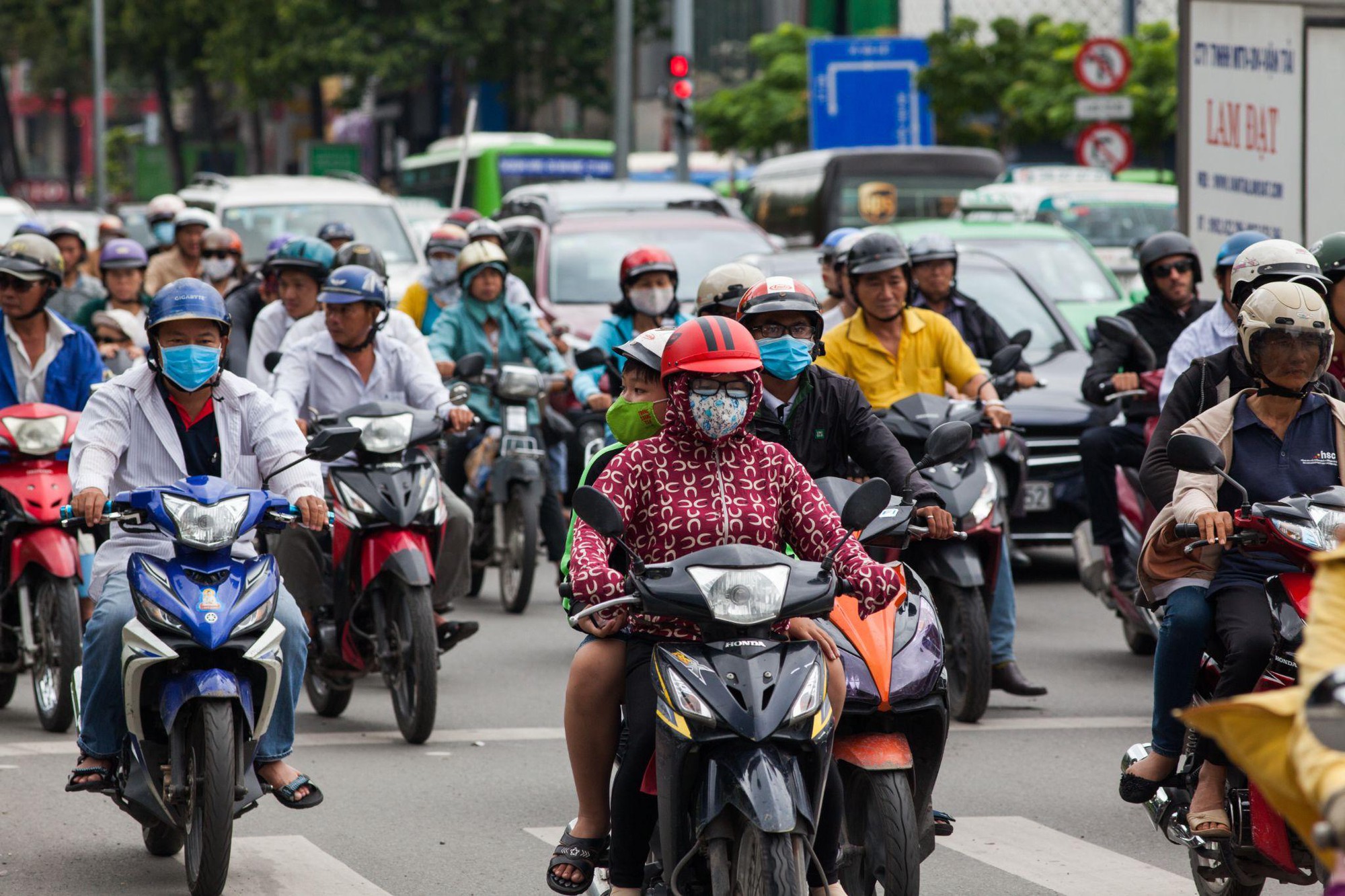 Tạm biệt thời trang &ldquo;Ninja&rdquo; nhờ c&ocirc;ng nghệ chống nắng mỏng nhẹ n&agrave;y - Ảnh 1.