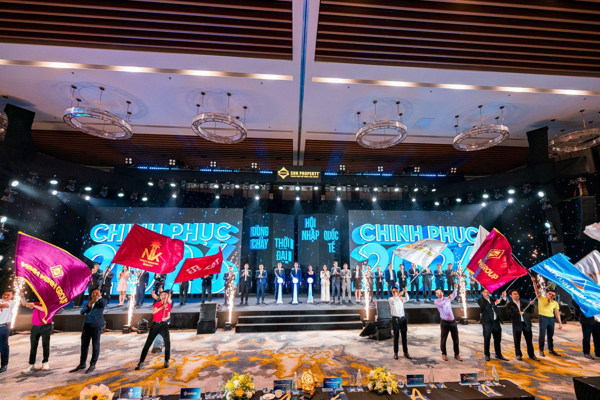 B&ugrave;ng nổ lễ ra qu&acirc;n c&aacute;c dự &aacute;n Sun Property tại Đ&agrave; Nẵng c&ugrave;ng hơn 1.800 &ldquo;chiến binh&rdquo; kinh doanh - Ảnh 1.