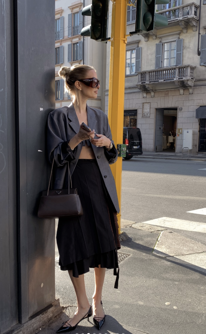 B&oacute;c gi&aacute; chiếc t&uacute;i Chanel 2026 khiến Go Youn Jung m&ecirc; mẩn: H&oacute;a ra đ&acirc;y l&agrave; xu hướng 'sang chảnh h&oacute;a' mọi set đồ c&ocirc;ng sở - Ảnh 2.