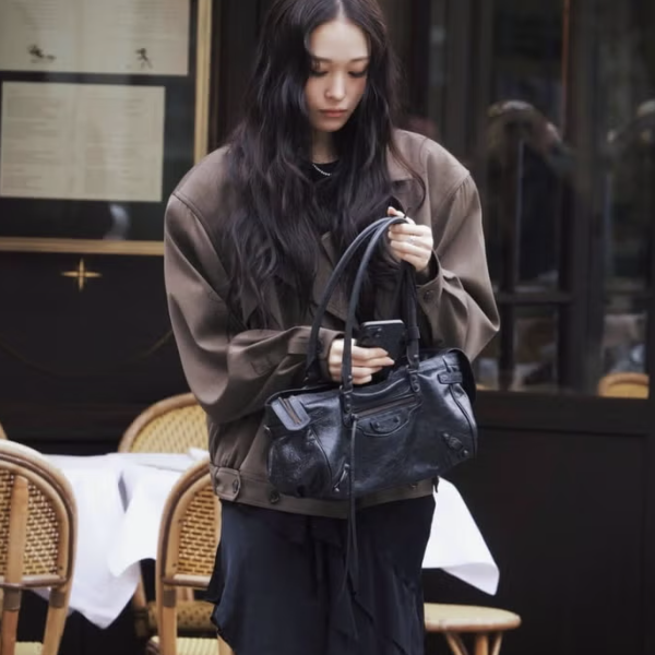 B&oacute;c gi&aacute; chiếc t&uacute;i Chanel 2026 khiến Go Youn Jung m&ecirc; mẩn: H&oacute;a ra đ&acirc;y l&agrave; xu hướng 'sang chảnh h&oacute;a' mọi set đồ c&ocirc;ng sở - Ảnh 1.