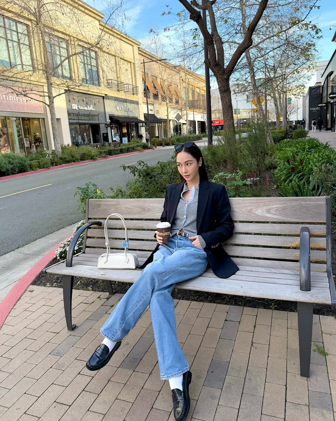 B&oacute;c gi&aacute; chiếc t&uacute;i Chanel 2026 khiến Go Youn Jung m&ecirc; mẩn: H&oacute;a ra đ&acirc;y l&agrave; xu hướng 'sang chảnh h&oacute;a' mọi set đồ c&ocirc;ng sở - Ảnh 7.