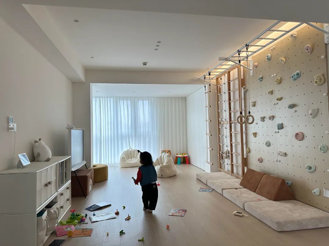 Xu hướng ph&ograve;ng kh&aacute;ch 2026: Kh&ocirc;ng c&ograve;n tường tivi cầu kỳ, thay v&agrave;o đ&oacute; l&agrave; 3 thiết kế thực tế hơn nhiều - Ảnh 6.