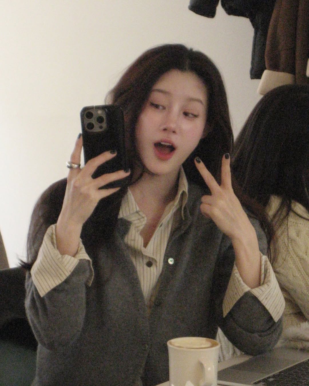 Qu&ecirc;n c&aacute;ch xắn tay &aacute;o cũ đi, tr&agrave;o lưu "cổ tay lật ngược" hờ hững từ s&agrave;n diễn Prada mới l&agrave; ch&acirc;n &aacute;i thăng hạng phong c&aacute;ch- Ảnh 2.