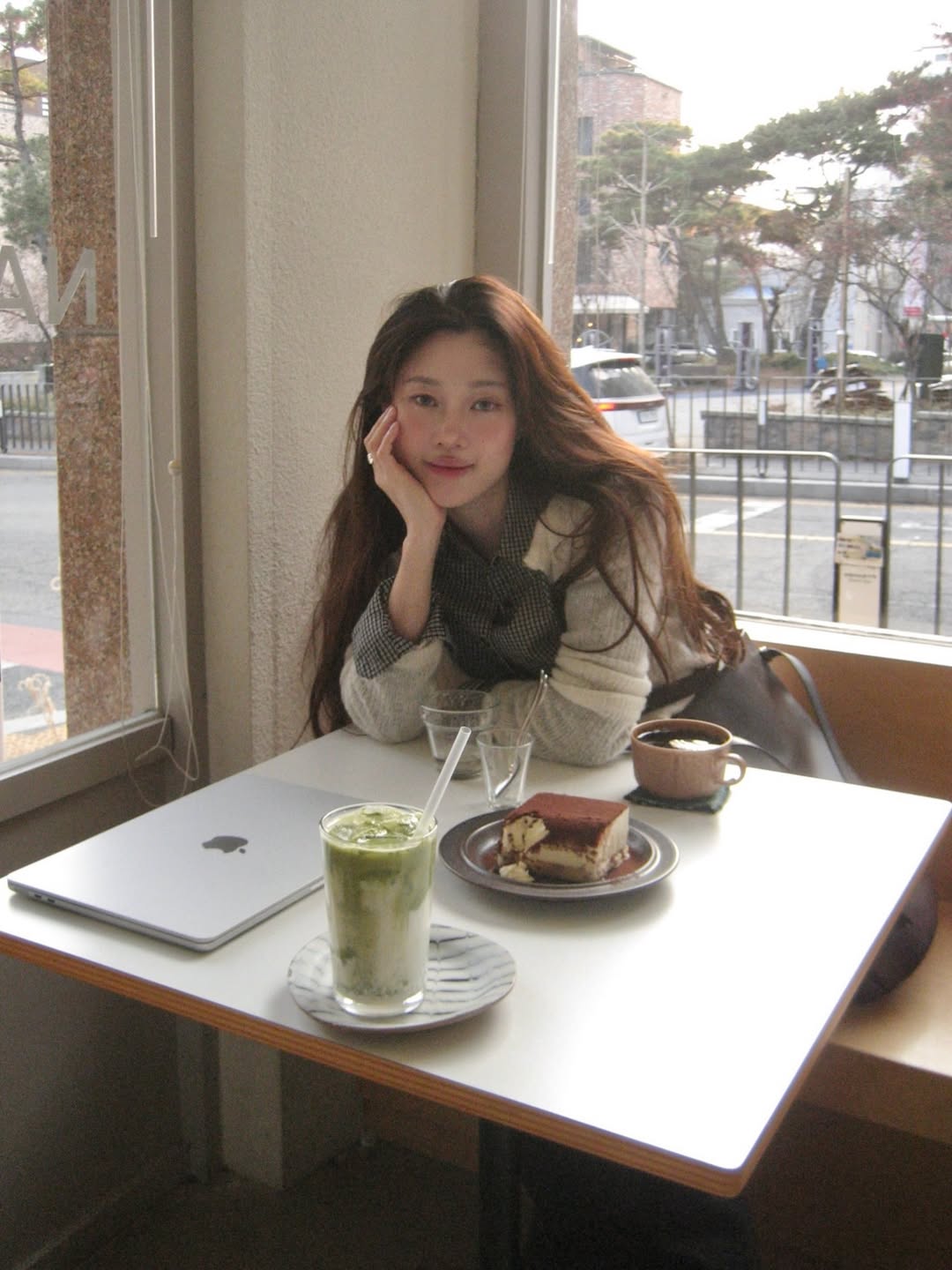 Qu&ecirc;n c&aacute;ch xắn tay &aacute;o cũ đi, tr&agrave;o lưu "cổ tay lật ngược" hờ hững từ s&agrave;n diễn Prada mới l&agrave; ch&acirc;n &aacute;i thăng hạng phong c&aacute;ch- Ảnh 6.