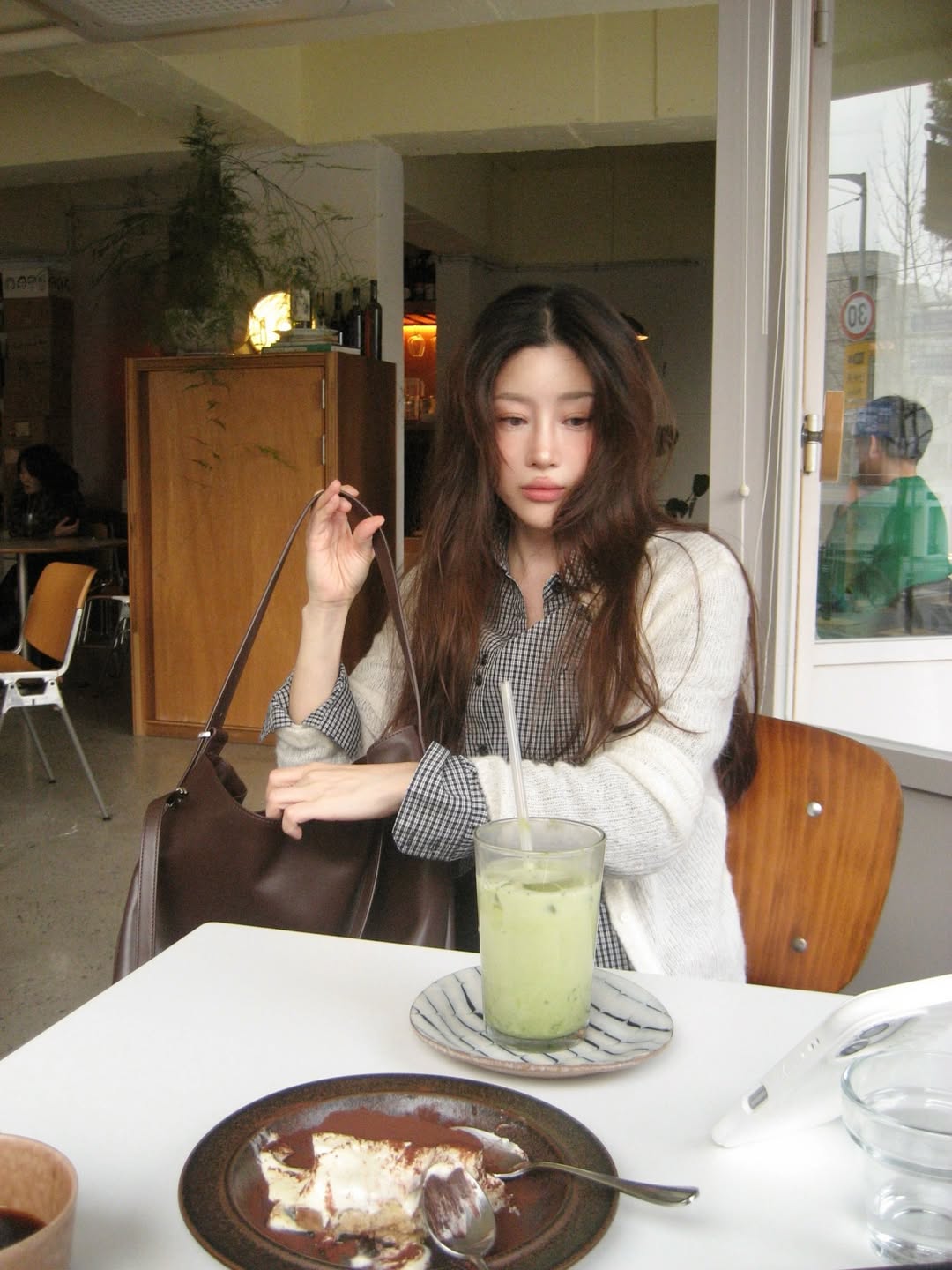 Qu&ecirc;n c&aacute;ch xắn tay &aacute;o cũ đi, tr&agrave;o lưu "cổ tay lật ngược" hờ hững từ s&agrave;n diễn Prada mới l&agrave; ch&acirc;n &aacute;i thăng hạng phong c&aacute;ch- Ảnh 7.