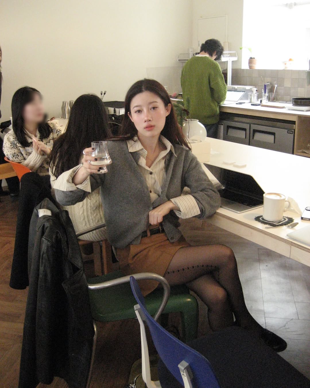 Qu&ecirc;n c&aacute;ch xắn tay &aacute;o cũ đi, tr&agrave;o lưu "cổ tay lật ngược" hờ hững từ s&agrave;n diễn Prada mới l&agrave; ch&acirc;n &aacute;i thăng hạng phong c&aacute;ch- Ảnh 4.