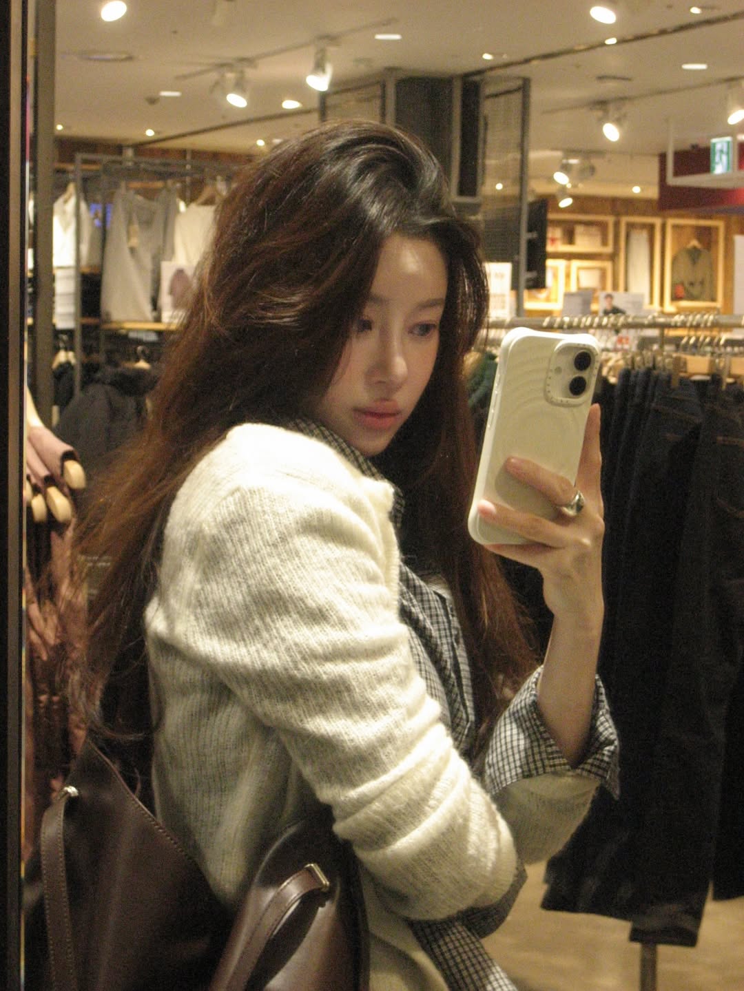 Qu&ecirc;n c&aacute;ch xắn tay &aacute;o cũ đi, tr&agrave;o lưu "cổ tay lật ngược" hờ hững từ s&agrave;n diễn Prada mới l&agrave; ch&acirc;n &aacute;i thăng hạng phong c&aacute;ch- Ảnh 5.