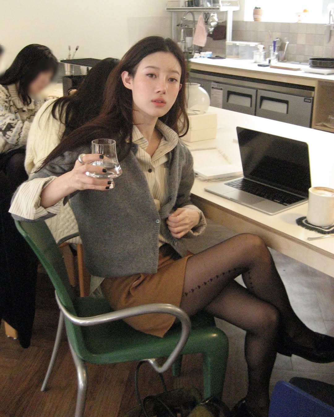 Qu&ecirc;n c&aacute;ch xắn tay &aacute;o cũ đi, tr&agrave;o lưu "cổ tay lật ngược" hờ hững từ s&agrave;n diễn Prada mới l&agrave; ch&acirc;n &aacute;i thăng hạng phong c&aacute;ch- Ảnh 3.