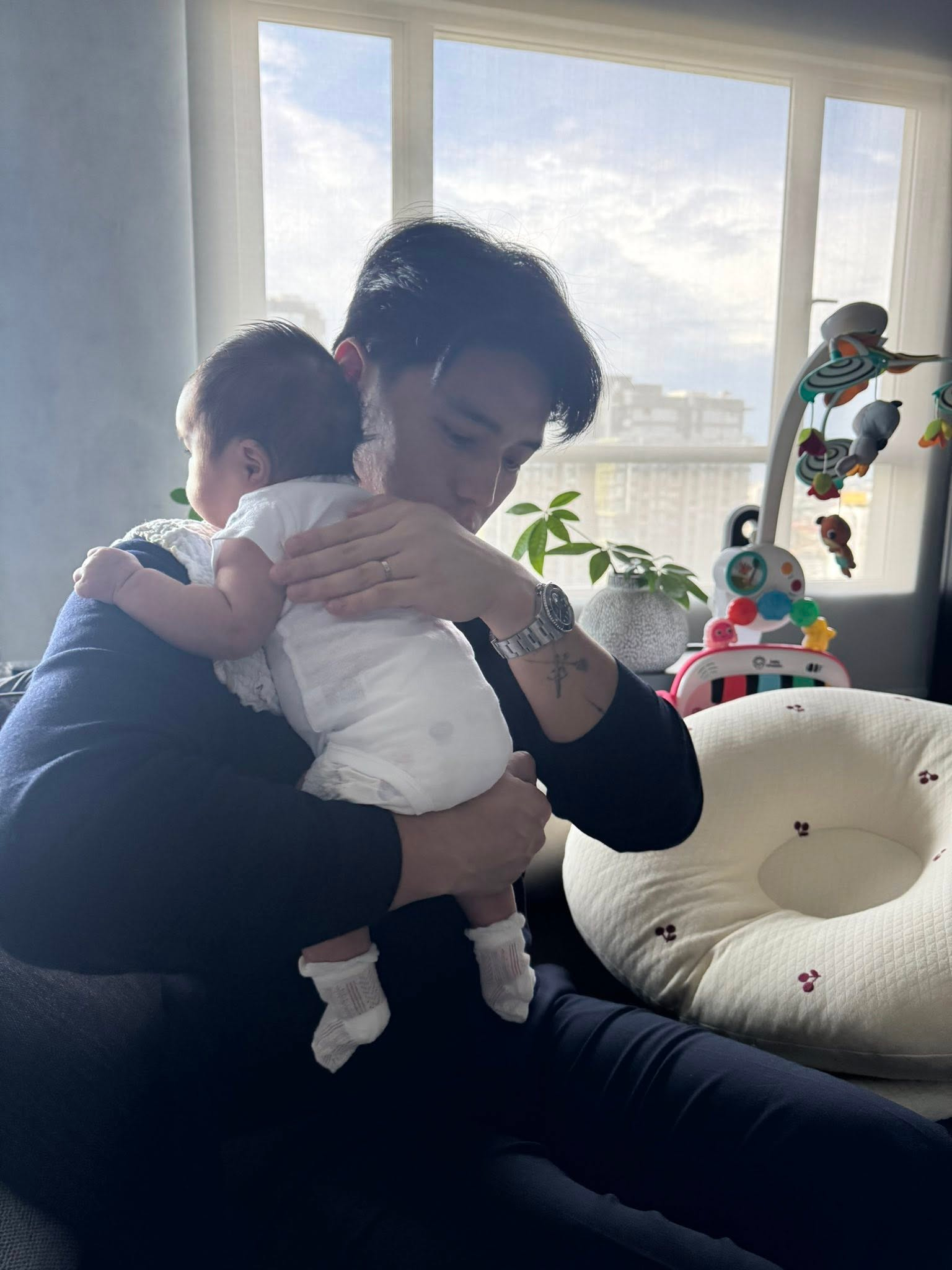 B&eacute; Gạo lại g&acirc;y sốt với loạt biểu cảm h&aacute;u ăn, ba Huy Trần n&oacute;i một c&acirc;u với con g&aacute;i m&agrave; ai nghe cũng ấm l&ograve;ng- Ảnh 14.