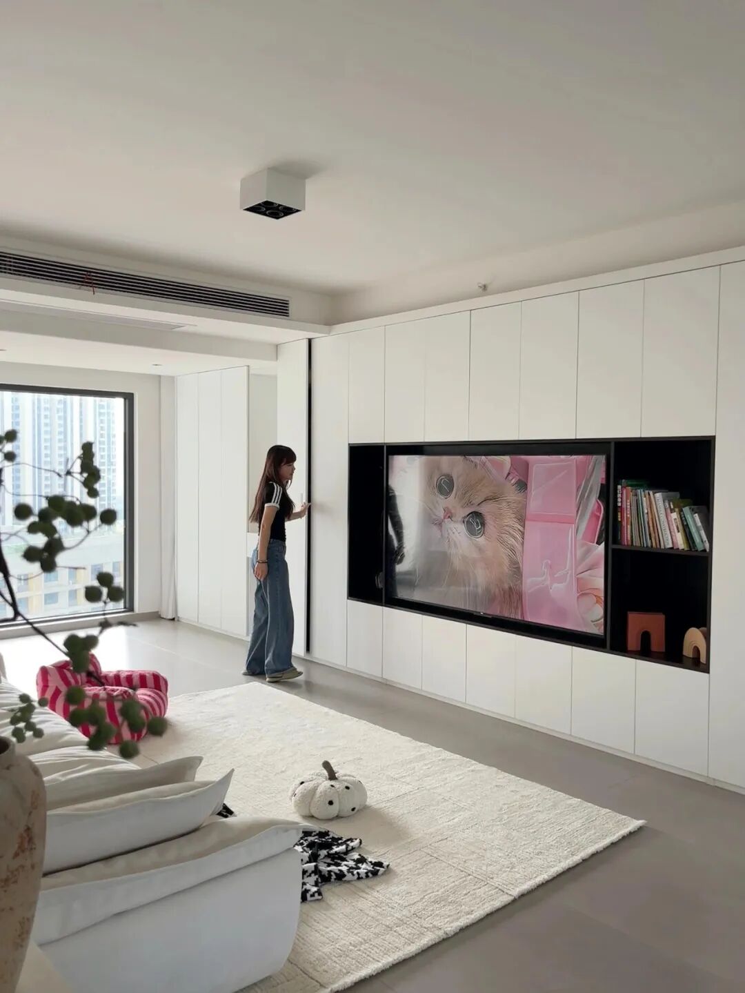 Xu hướng ph&ograve;ng kh&aacute;ch 2026: Kh&ocirc;ng c&ograve;n tường tivi cầu kỳ, thay v&agrave;o đ&oacute; l&agrave; 3 thiết kế thực tế hơn nhiều - Ảnh 2.