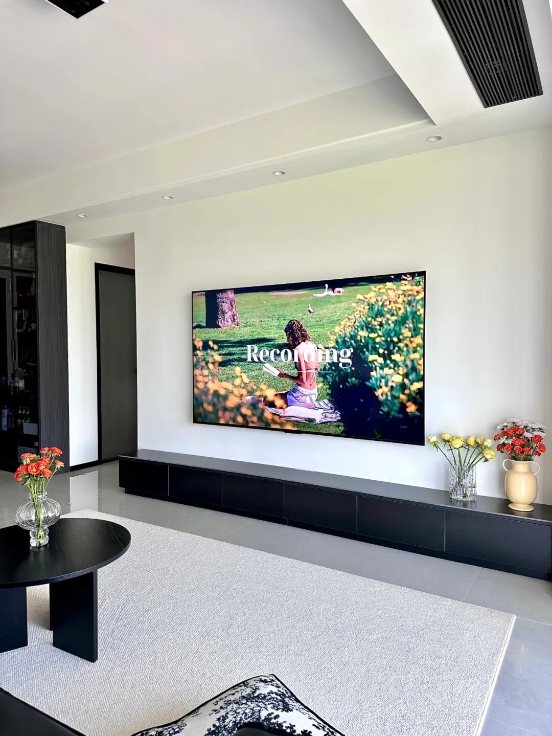 Xu hướng ph&ograve;ng kh&aacute;ch 2026: Kh&ocirc;ng c&ograve;n tường tivi cầu kỳ, thay v&agrave;o đ&oacute; l&agrave; 3 thiết kế thực tế hơn nhiều - Ảnh 3.