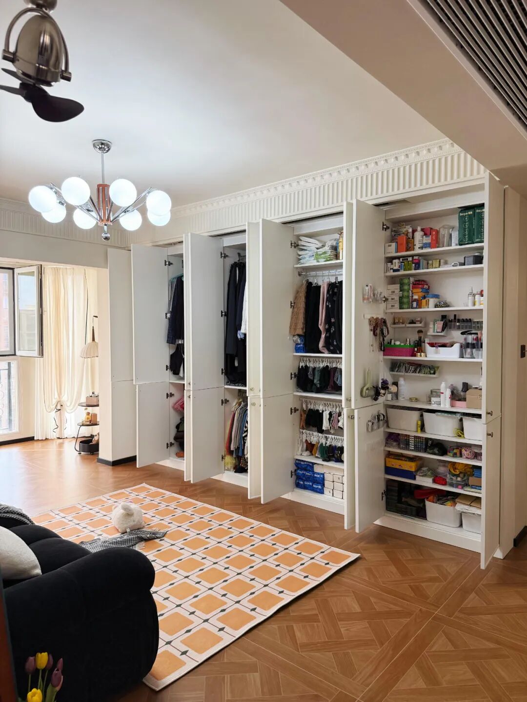 Xu hướng ph&ograve;ng kh&aacute;ch 2026: Kh&ocirc;ng c&ograve;n tường tivi cầu kỳ, thay v&agrave;o đ&oacute; l&agrave; 3 thiết kế thực tế hơn nhiều - Ảnh 5.