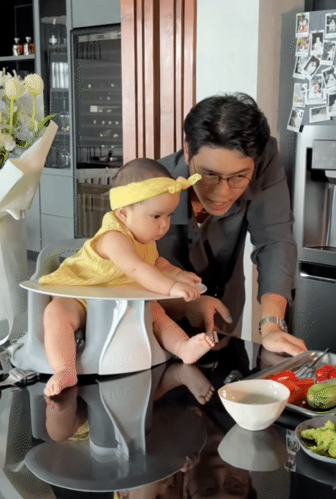 B&eacute; Gạo lại g&acirc;y sốt với loạt biểu cảm h&aacute;u ăn, ba Huy Trần n&oacute;i một c&acirc;u với con g&aacute;i m&agrave; ai nghe cũng ấm l&ograve;ng- Ảnh 2.