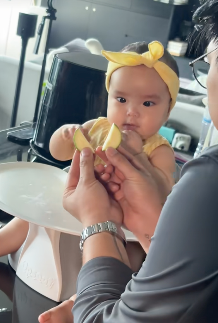 B&eacute; Gạo lại g&acirc;y sốt với loạt biểu cảm h&aacute;u ăn, ba Huy Trần n&oacute;i một c&acirc;u với con g&aacute;i m&agrave; ai nghe cũng ấm l&ograve;ng- Ảnh 3.