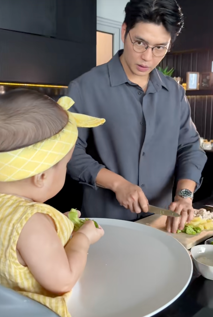 B&eacute; Gạo lại g&acirc;y sốt với loạt biểu cảm h&aacute;u ăn, ba Huy Trần n&oacute;i một c&acirc;u với con g&aacute;i m&agrave; ai nghe cũng ấm l&ograve;ng- Ảnh 7.