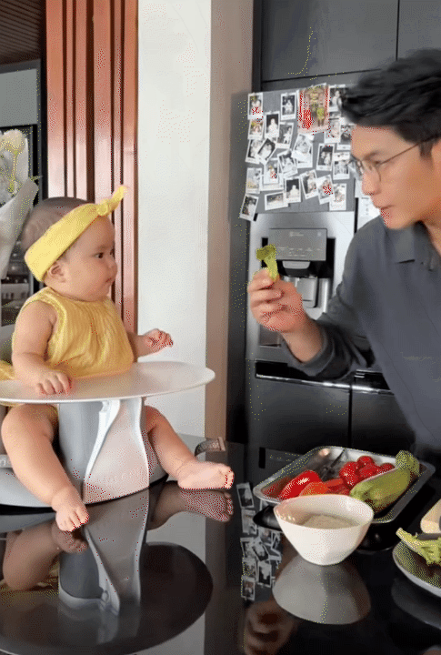 B&eacute; Gạo lại g&acirc;y sốt với loạt biểu cảm h&aacute;u ăn, ba Huy Trần n&oacute;i một c&acirc;u với con g&aacute;i m&agrave; ai nghe cũng ấm l&ograve;ng- Ảnh 5.