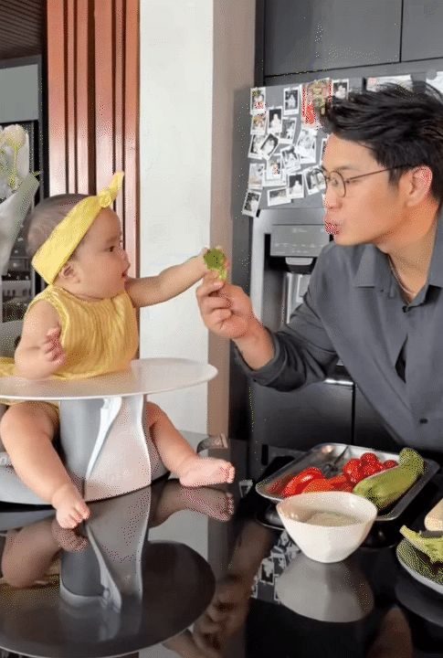 B&eacute; Gạo lại g&acirc;y sốt với loạt biểu cảm h&aacute;u ăn, ba Huy Trần n&oacute;i một c&acirc;u với con g&aacute;i m&agrave; ai nghe cũng ấm l&ograve;ng- Ảnh 6.