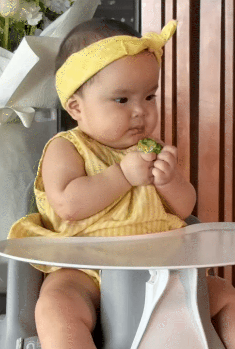 B&eacute; Gạo lại g&acirc;y sốt với loạt biểu cảm h&aacute;u ăn, ba Huy Trần n&oacute;i một c&acirc;u với con g&aacute;i m&agrave; ai nghe cũng ấm l&ograve;ng- Ảnh 8.