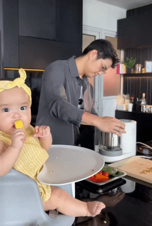 B&eacute; Gạo lại g&acirc;y sốt với loạt biểu cảm h&aacute;u ăn, ba Huy Trần n&oacute;i một c&acirc;u với con g&aacute;i m&agrave; ai nghe cũng ấm l&ograve;ng- Ảnh 4.