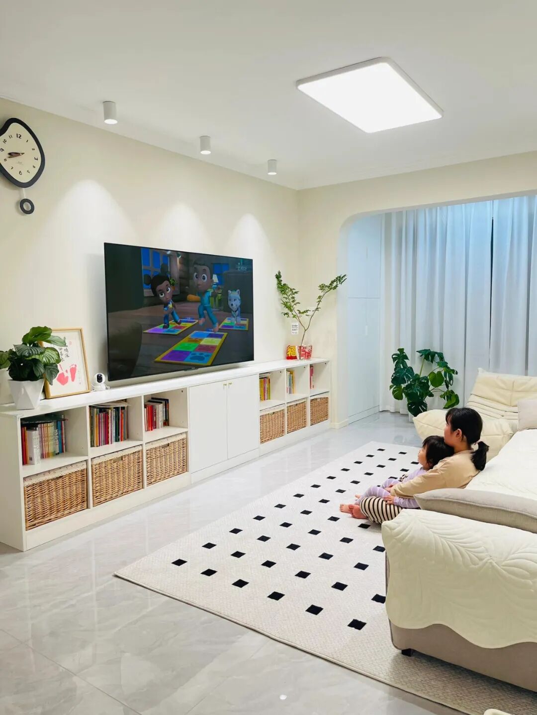 Xu hướng ph&ograve;ng kh&aacute;ch 2026: Kh&ocirc;ng c&ograve;n tường tivi cầu kỳ, thay v&agrave;o đ&oacute; l&agrave; 3 thiết kế thực tế hơn nhiều - Ảnh 4.