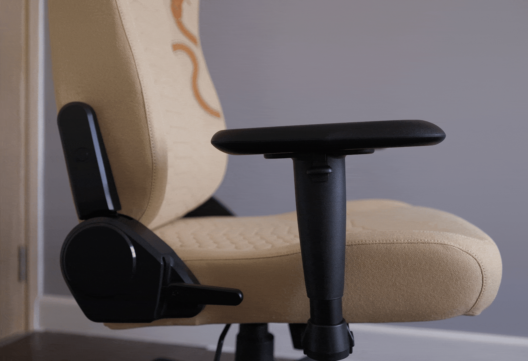 Sờ tận tay "rồng thần" Dragon Lore ngo&agrave;i đời thực với Razer Iskur V2 X CS2 Edition: - Ảnh 34.