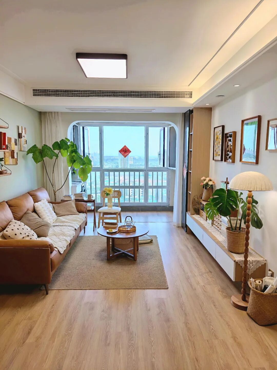 Xu hướng ph&ograve;ng kh&aacute;ch 2026: Kh&ocirc;ng c&ograve;n tường tivi cầu kỳ, thay v&agrave;o đ&oacute; l&agrave; 3 thiết kế thực tế hơn nhiều - Ảnh 1.