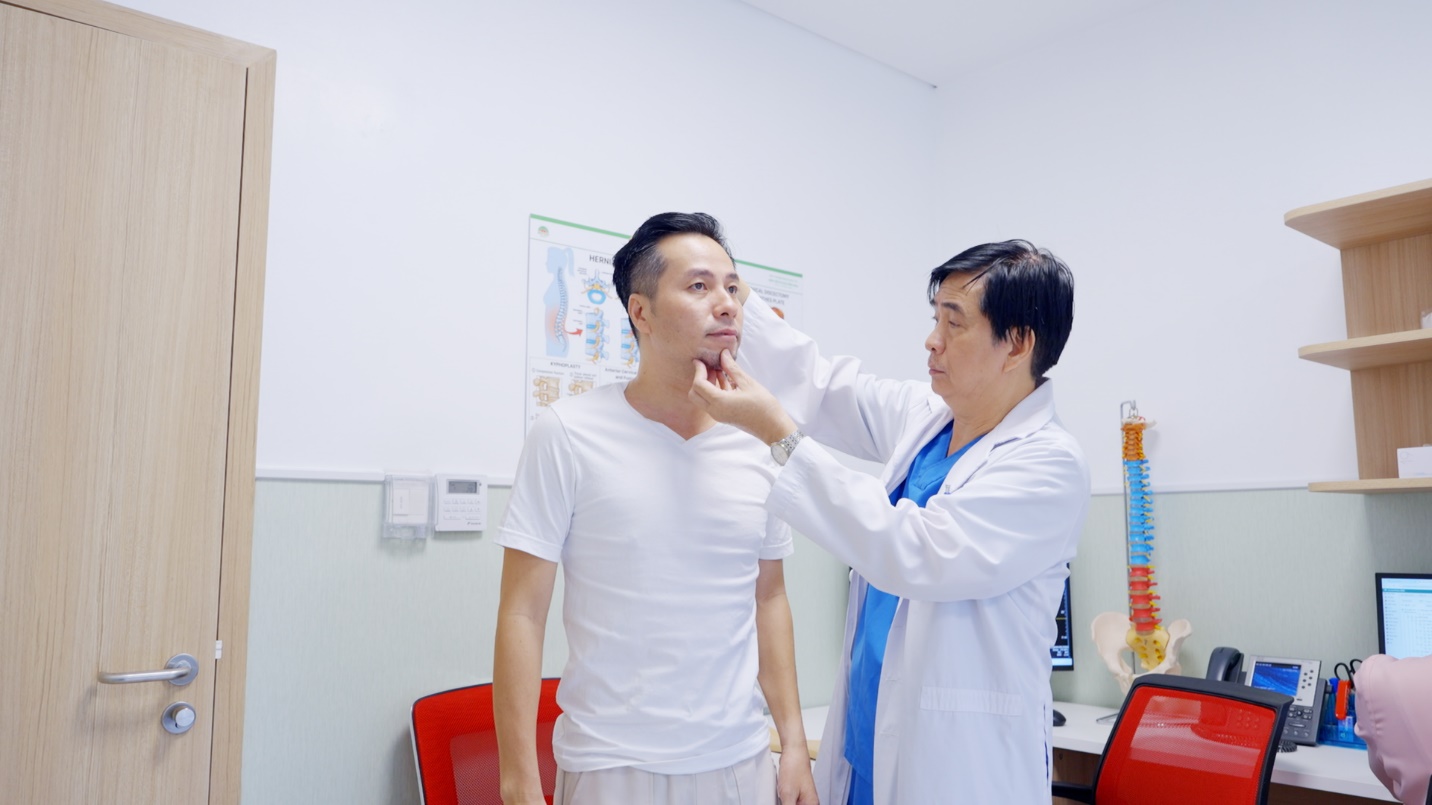 Phẫu thuật cho bệnh nh&acirc;n liệt tứ chi sau c&uacute; nhảy tại bể bơi - Ảnh 1.