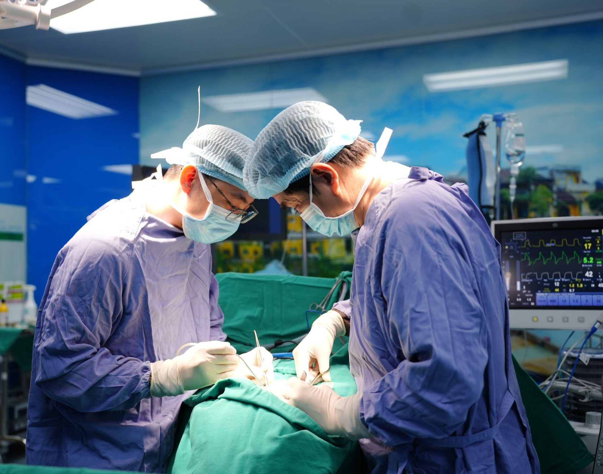 Phẫu thuật cho bệnh nh&acirc;n liệt tứ chi sau c&uacute; nhảy tại bể bơi - Ảnh 2.