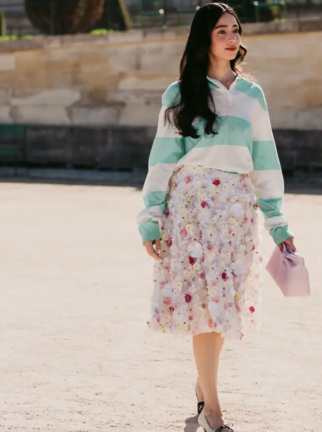 Chiếc áo đang gây bão mùa xuân năm nay: Hội mặc đẹp rần rần lăng xê, cứ diện lên là auto sang xịn! - Ảnh 28.