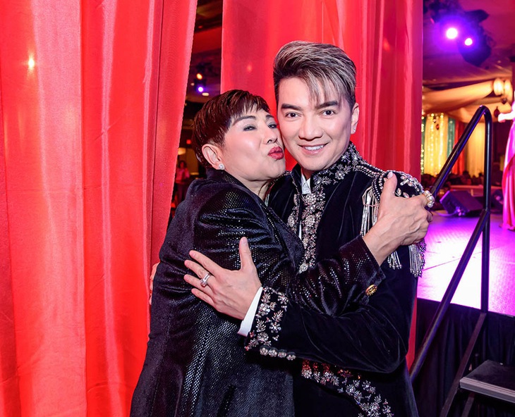 Phản ứng của Đ&agrave;m Vĩnh Hưng khi vợ cũ li&ecirc;n tục thể hiện t&igrave;nh cảm - Ảnh 1.