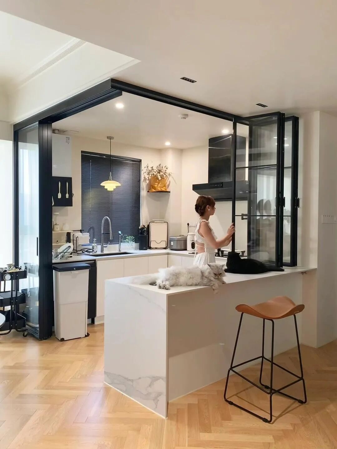 Chuyển về nh&agrave; mới 2 th&aacute;ng, t&ocirc;i mới hiểu: C&oacute; một kiểu mệt mỏi gọi l&agrave; &ldquo;nấu ăn t&ugrave;y tiện trong bếp&rdquo; v&agrave; 6 thiết kế đẹp nhưng bất tiện n&agrave;y l&agrave; nguy&ecirc;n nh&acirc;n - Ảnh 2.