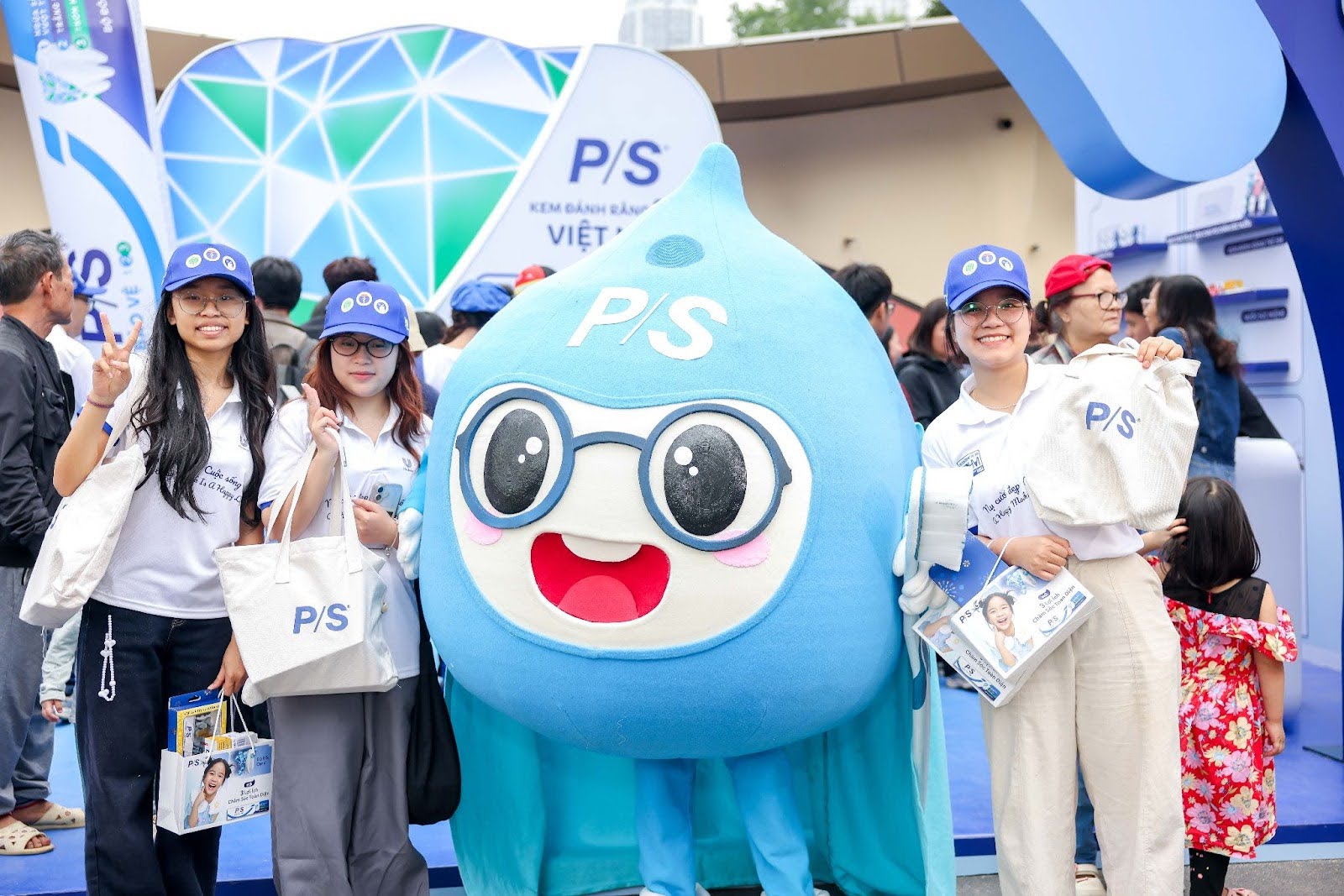 P/S c&ugrave;ng Hiệp Hội Răng H&agrave;m Mặt n&acirc;ng cao nhận thức chăm s&oacute;c sức khỏe răng miệng to&agrave;n diện - Ảnh 2.