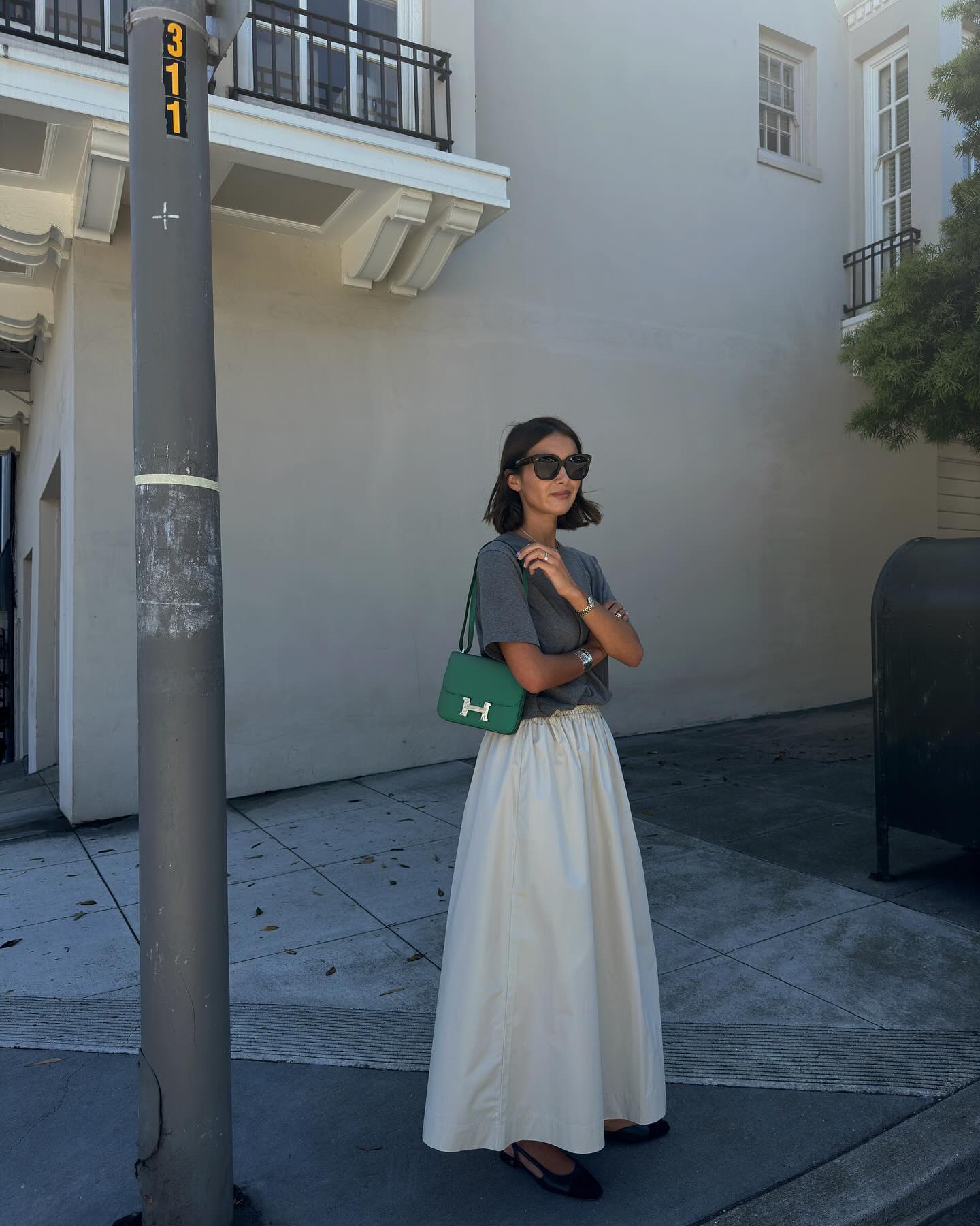 Phụ nữ Ph&aacute;p c&oacute; 5 c&aacute;ch mặc &aacute;o thun sang xịn mịn- Ảnh 1.