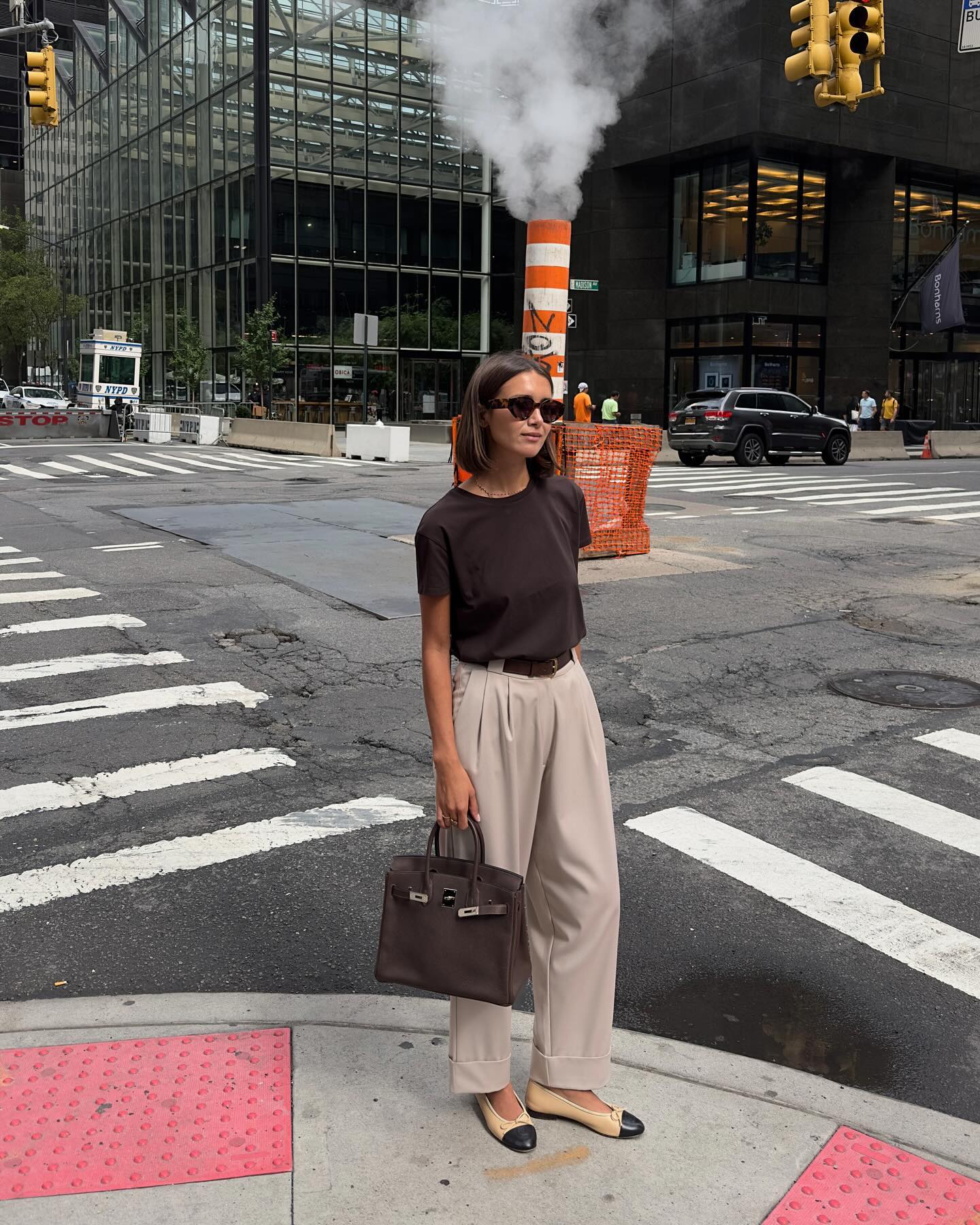 Phụ nữ Ph&aacute;p c&oacute; 5 c&aacute;ch mặc &aacute;o thun sang xịn mịn- Ảnh 9.