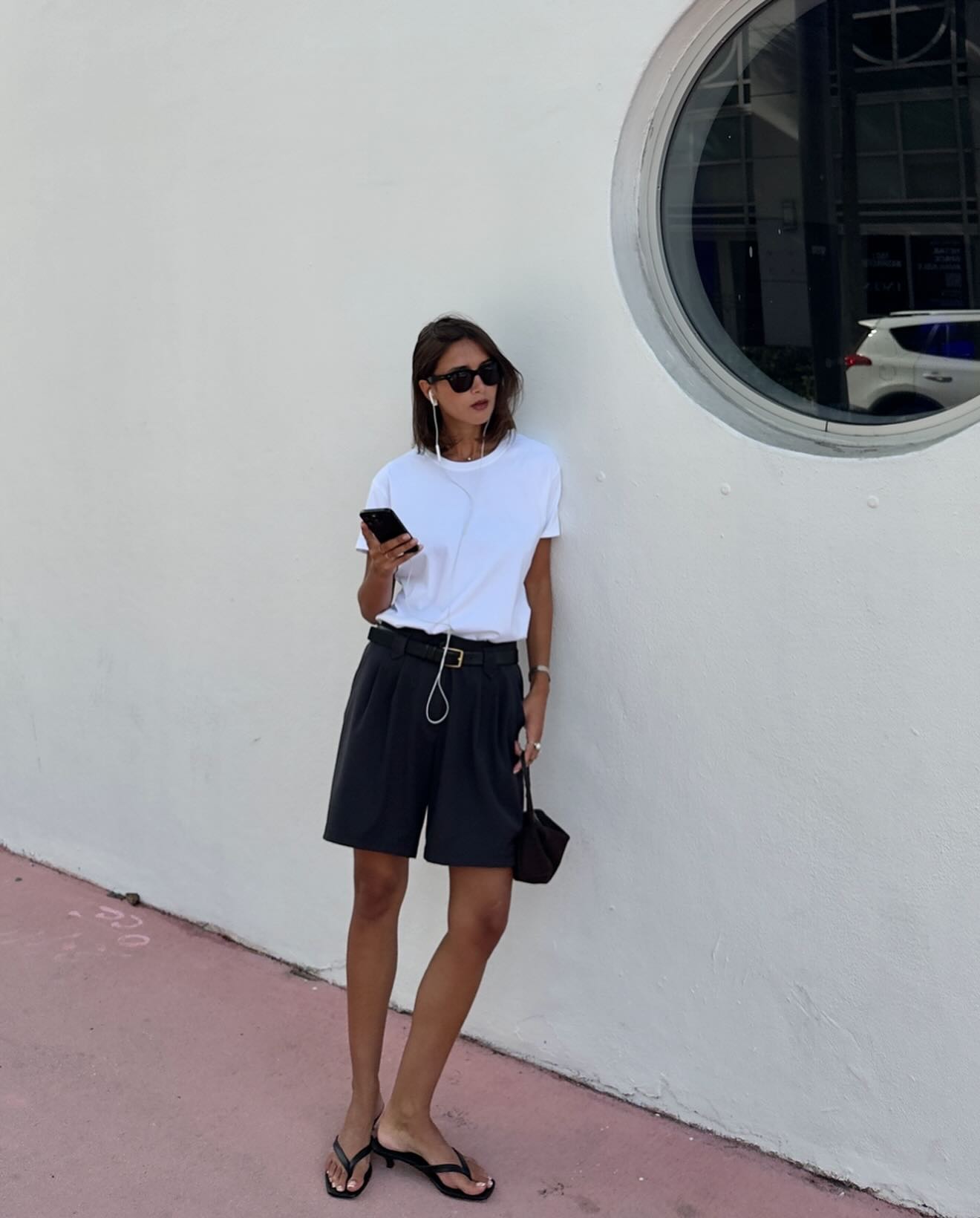 Phụ nữ Ph&aacute;p c&oacute; 5 c&aacute;ch mặc &aacute;o thun sang xịn mịn- Ảnh 8.