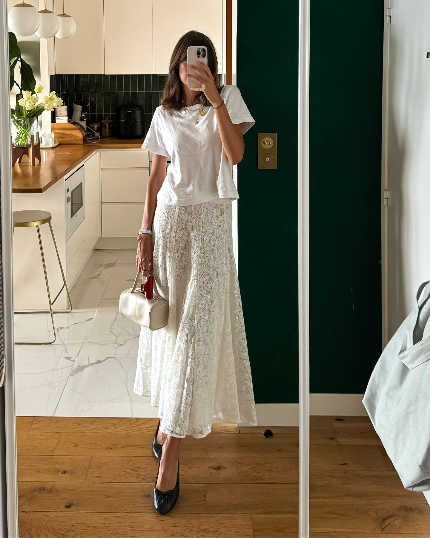 Phụ nữ Ph&aacute;p c&oacute; 5 c&aacute;ch mặc &aacute;o thun sang xịn mịn- Ảnh 2.