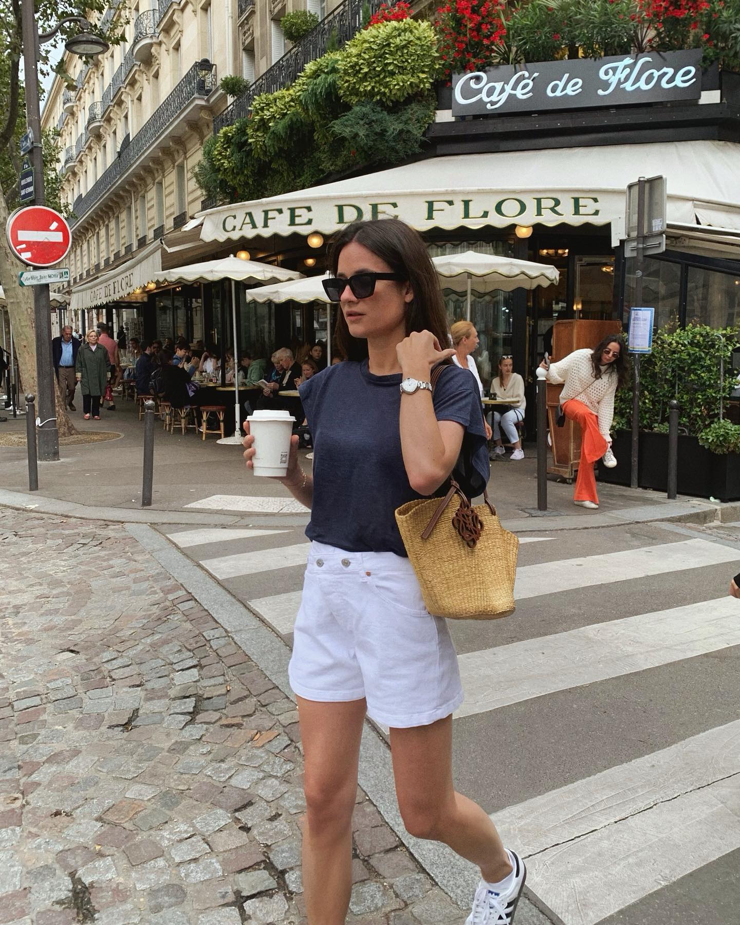 Phụ nữ Ph&aacute;p c&oacute; 5 c&aacute;ch mặc &aacute;o thun sang xịn mịn- Ảnh 7.