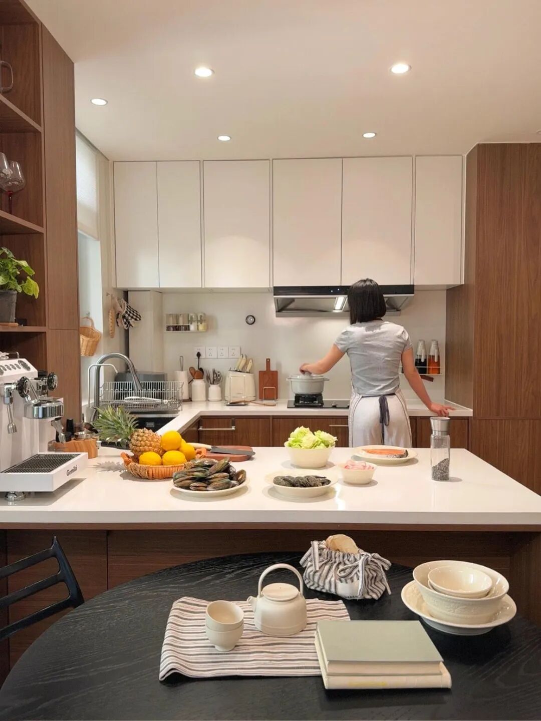 Chuyển về nh&agrave; mới 2 th&aacute;ng, t&ocirc;i mới hiểu: C&oacute; một kiểu mệt mỏi gọi l&agrave; &ldquo;nấu ăn t&ugrave;y tiện trong bếp&rdquo; v&agrave; 6 thiết kế đẹp nhưng bất tiện n&agrave;y l&agrave; nguy&ecirc;n nh&acirc;n - Ảnh 1.