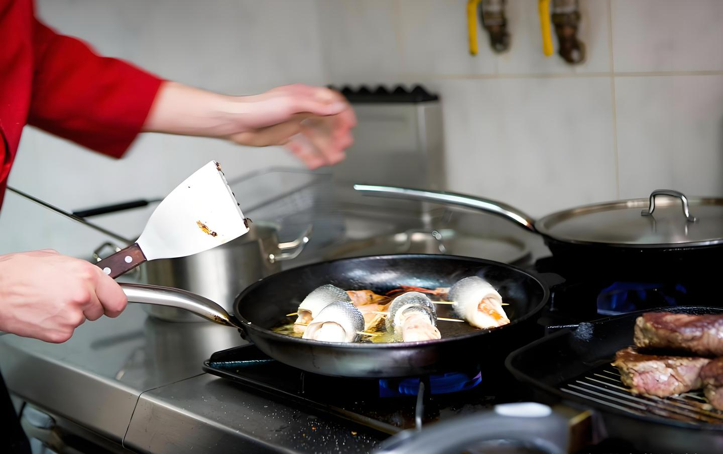 57 tuổi sống chung với bạn trai, mỗi tháng trả 3,5 triệu tiền sinh hoạt: Tôi nhận ra mình đang “trả tiền để làm giúp việc” - Ảnh 2.