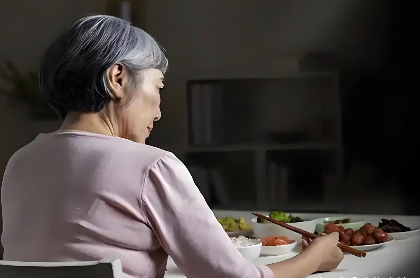 57 tuổi sống chung với bạn trai, mỗi tháng trả 3,5 triệu tiền sinh hoạt: Tôi nhận ra mình đang “trả tiền để làm giúp việc” - Ảnh 3.