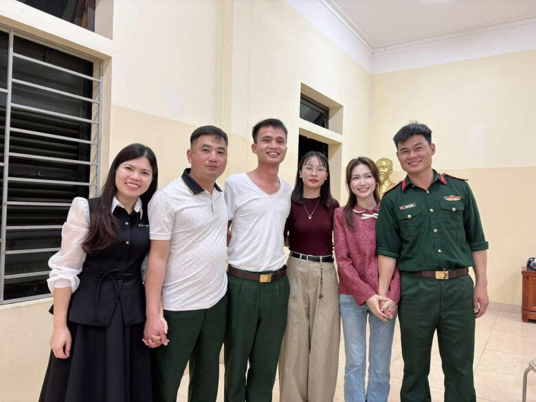 "Bo th&uacute;i" gặp bố Văn Cương: Những c&aacute;i &ocirc;m giản dị m&agrave; chạm đến tr&aacute;i tim - Ảnh 1.